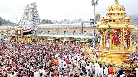 வைகுண்ட ஏகாதசியை முன்னிட்டு திருமலையில் தங்க ரதத்தில் தேவி, பூதேவி சமேதராய் மலையப்ப சுவாமி மாடவீதிகளில் உலா வந்து பக்தர்களுக்கு அருள்பாலித்தார்.