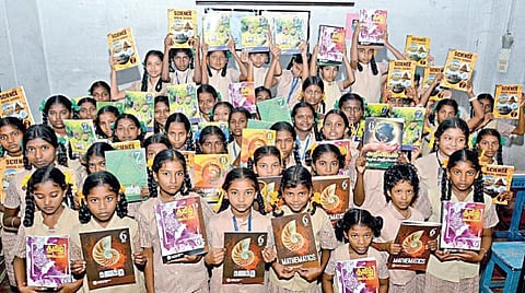 அரசு மற்றும் அரசு உதவி பெறும் பள்ளிகளில் படிக்கும் மாணவ-மாணவிகளுக்கு பாடப்புத்தகங்கள் இலவசமாக வழங்கப்படுகின்றன. சென்னை திருவல்லிக்கேணி லேடி வெலிங்டன் மேல்நிலைப் பள்ளியில் 8-ம் வகுப்பு வரையிலான மாணவிகளுக்கு 3-ம் பருவத்துக்குரிய பாடப்புத்தகங்கள் நேற்று வழங்கப்பட்டன. படம். க.பரத்