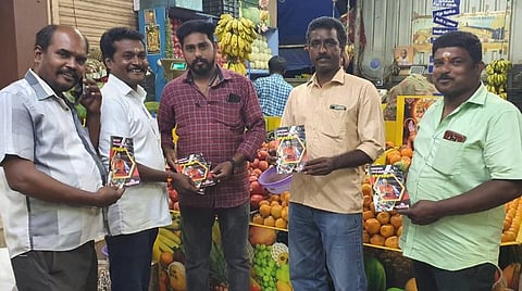 குடியுரிமை சட்டத் திருத்தம் ஏன்? எதற்கு?- மதுரையில் பொதுமக்களிடம் புத்தகம் மூலம் பாஜக விழிப்புணர்வு பிரச்சாரம்
