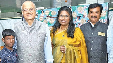 ரோட்டரி கிளப் ஆஃப் மீனம்பாக்கம் உலக அளவில் திரட்டிய ரூ.56 லட்சம் நிதியின் மூலம் 100 ஏழை குழந்தைகளுக்கு இலவசமாக இதய அறுவை சிகிச்சை செய்யப்பட்டது. குணமடைந்த சிறுவனை தி ரோட்டரி அறக்கட்டளை அறங்காவலர் குலாம் வகன்வதி நலம் விசாரித்தார். உடன் ரோட்டரி கிளப் ஆஃப் மீனம்பாக்கம் அறக் கட்டளை தலைவரும், இலவச இதய அறுவை சிகிச்சை திட்டத்தின் ஒருங்கிணைப் பாளருமான தாட்சாயணி, ரோட்டரி கிளப் ஆஃப் மீனம்பாக்கம் தலைவர் நீலகண்டன்.