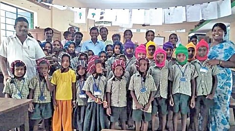 குளித்தலை அருகேயுள்ள மேலகுட்டப்பட்டி ஊராட்சி ஒன்றிய தொடக்கப் பள்ளியில் மப்ளர், பனிக்குல்லா அணிந்த மாணவ, மாணவிகளுடன் தலைமை ஆசிரியர் முத்துசாமி, ஆசிரியை பிருந்தா மற்றும் பெற்றோர்.