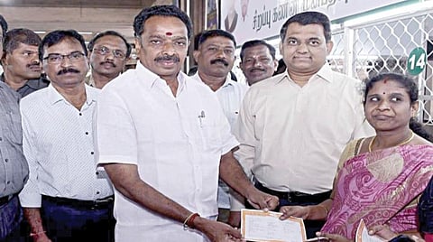 பொங்கல் பண்டிகையை முன்னிட்டு இயக்கப்படும் சிறப்பு பேருந்துகளுக்கான டிக்கெட் முன்பதிவை போக்குவரத்து துறை அமைச்சர் எம்.ஆர்.விஜயபாஸ்கர் சென்னை கோயம்பேடு உள்ளிட்ட 3 இடங்களில் 17 சிறப்பு முன்பதிவு கவுன்ட்டர்களை நேற்று தொடங்கி வைத்து, பயணிகளுக்கு டிக்கெட்டுகளை விநியோகம் செய்தார். இதில், போக்குவரத்துத் துறை செயலாளர் டாக்டர் பி.சந்தரமோகன், அரசு விரைவுப் போக்குவரத்துக் கழக நிர்வாக இயக்குநர் கு.இளங்கோவன் மற்றும் உயர் அலுவலர்கள் கலந்து கொண்டனர்.