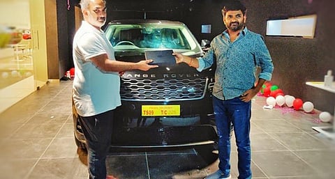 'ப்ரதி ரோஜு பண்டகே' வெற்றி: இயக்குநருக்கு கார் பரிசு