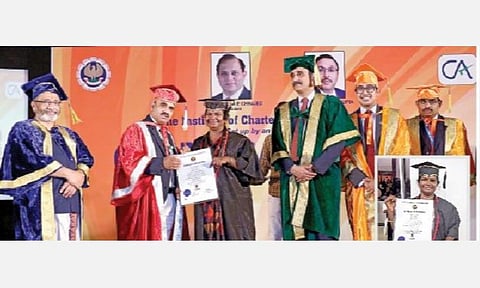 சென்னையில் நடந்த பட்டமளிப்பு விழாவில் சி.ஏ. சான்று பெற்ற உமா கிருஷ்ணா. (உள்படம்): சி.ஏ. தேர்ச்சி பெற்ற சான்றிதழுடன் உமாகிருஷ்ணா.