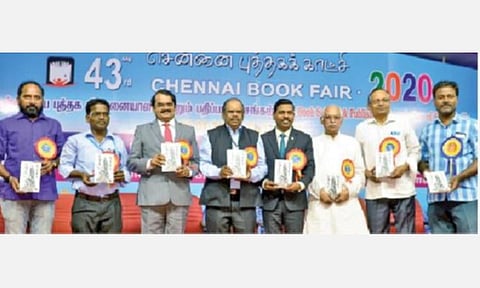 பபாசி சார்பில் சென்னை நந்தனத்தில் உள்ள ஒய்எம்சிஏ திடலில் நடைபெற்று வரும் புத்தக கண்காட்சியின் 2-ம் நாள் நிகழ்வில், விஞ்ஞானிகள் மயில்சாமி அண்ணாதுரை, வி.டில்லிபாபு ஆகியோர் எழுதிய ‘விண்ணும் மண்ணும்’ என்ற நூலை வெளியிடுகிறார் பிரம்மோஸ் விஞ்ஞானி ஆ.சிவாதாணுப்பிள்ளை. உடன் இந்து தமிழ் திசை ஆசிரியர் கே.அசோகன், இந்து ஆர்.நடராஜன், பபாசி பொருளாளர் ஆ.கோமதிநாயகம், செயற்குழு உறுப்பினர் ஞா.முத்துசாமி, பேராசிரியர் யாழினி முனுசாமி. படம்: பு.க.பிரவீன்