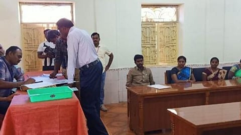 திமுகவின் 5 உறுப்பினர்கள் மட்டுமே வந்திருந்தனர்.