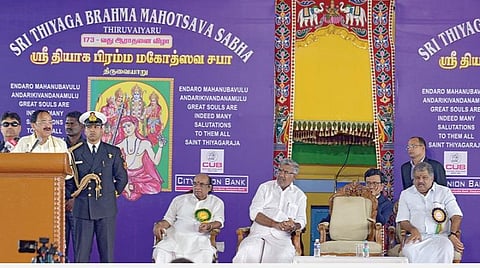 தஞ்சாவூர் மாவட்டம் திருவையாறில் நேற்று தியாகராஜ சுவாமிகளின் 173-வது ஆராதனை விழாவைத் தொடங்கி வைத்துப் பேசுகிறார் குடியரசு துணைத் தலைவர் வெங்கய்ய நாயுடு. உடன், (இடமிருந்து) தியாக பிரம்ம மஹோற்சவ சபாவின் செயலாளர் ஏ.கே.பழனிவேல், தமிழக சுற்றுலாத் துறை அமைச்சர் என்.நடராஜன், சபாவின் தலைவர் ஜி.கே.வாசன், சபாவின் செயலாளர் முஷ்ணம் வி.ராஜாராவ். படம்: எம்.மூர்த்தி