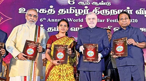 உலகத் தமிழர் திருநாள் 6-ம் ஆண்டு விழா சென்னையில் நேற்று நடைபெற்றது. இதில் உச்ச நீதிமன்ற முன்னாள் தலைமை நீதிபதி பி.சதாசிவம் சிறப்பு மலரை வெளியிட்டார். உடன், இலங்கை வடக்கு மாகாண முன்னாள் முதல்வர் க.வி.விக்னேஷ்வரன், விஐடி பல்கலைக்கழக வேந்தர் கோ.விசுவநாதன், மேற்கு நியு பிரிட்டன் மாகாண அரசின் மத்திய அமைச்சர் சுசீந்திரன் முத்துவேல், டாக்டர் பத்மபிரியா, உலக தமிழ் வர்த்தக சங்கத் தலைவர் ஜெ.செல்வக்குமார் உள்ளிட்டோர். படம்: பு.க.பிரவீன்