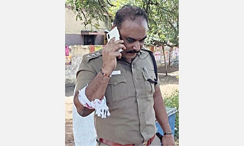 விருதுநகர் மாவட்டம் நரிக்குடி, வத்திராயிருப்பில் ஊராட்சி ஒன்றிய அலுவலகம் சூறை: தடுக்க முயன்ற டிஎஸ்பிக்கு வெட்டு