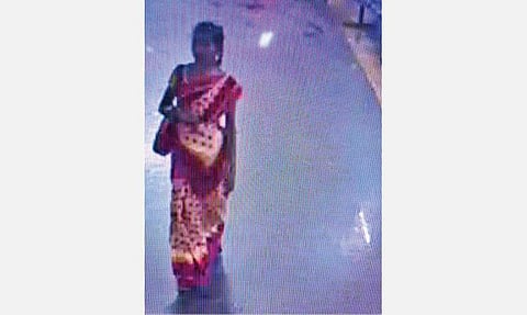 குழந்தையை கடத்தியதாக கூறப்படும் பெண்ணின் சிசிடிவி காட்சி.