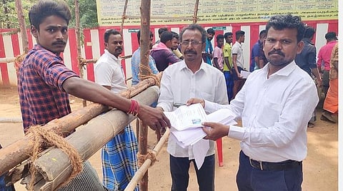டோக்கனைப் பெறும் மாடுபிடி வீரர்
