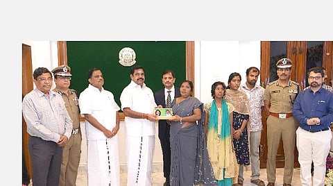 ரூ.1 கோடி நிவாரணத் தொகை: எஸ்.ஐ.வில்சன் குடும்பத்தினரிடம் முதல்வர் வழங்கினார்