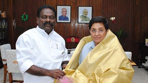 புதுச்சேரி ஆட்சியை விமர்சித்த காங்கிரஸ் எம்எல்ஏ; புகார் தர முதல்வர் டெல்லி பயணம்: கிரண்பேடியைச் சந்தித்த எம்எல்ஏ தனவேலு