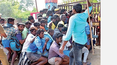 அவனியாபுரத்தில் மாடுபிடி வீரர்களால் கடும் நெரிசல் ஏற்பட்டதையடுத்து லேசான தடியடி நடத்தி கூட்டத்தை ஒழுங்குபடுத்தும் போலீஸார்.
