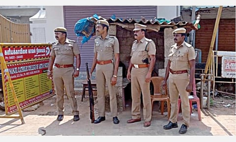 எஸ்.ஐ. வில்சன் படுகொலை செய்யப்பட்ட களியக்காவிளை சோதனை சாவடியில், நேற்று துப்பாக்கியுடன் பாதுகாப்பு பணியில் ஈடுபட்ட போலீஸார்.