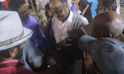 புத்தகக் காட்சியில் மீண்டும் சர்ச்சை: பழ.கருப்பையா மகனின் பேச்சை நிறுத்தச் சொல்லி நிர்பந்தித்த ஏற்பாட்டாளர்கள்; வாசகர்கள் வாக்குவாதம்