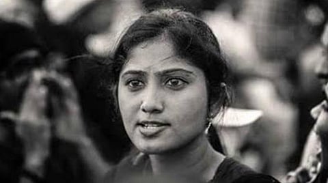 ஜல்லிக்கட்டுப் போராட்டப் புகைப்படம் பகிர்வு: சாடிய ரசிகர்கள்; கொந்தளித்த ஜூலி