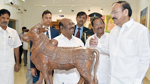 சென்னையில் உள்ள செம்மொழி தமிழ் உயராய்வு மத்திய நிறுவனம் மற்றும் உலகத் தமிழ் ஆராய்ச்சி நிறுவனத்தை குடியரசு துணைத் தலைவர் வெங்கய்ய நாயுடு நேற்று பார்வையிட்டார். உடன் அமைச்சர்கள் டி.ஜெயக்குமார், கே.பாண்டியராஜன்.