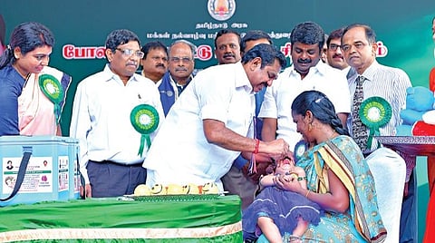 சென்னையில் உள்ள முகாம் அலுவலகத்தில் குழந்தைகளுக்கு சொட்டு மருந்து வழங்கி, போலியோ சொட்டு மருந்து முகாமை முதல்வர் பழனிசாமி நேற்று தொடங்கி வைத்தார். அருகில் சுகாதாரத் துறை அமைச்சர் விஜயபாஸ்கர், செயலாளர் பீலா ராஜேஷ், பொது சுகாதாரம், நோய் தடுப்பு மருந்துகள் துறை இயக்குநர் (டிபிஎச்) க.குழந்தைசாமி உள்ளிட்டோர்.