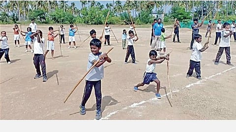 பொங்கல் பண்டிகையை முன்னிட்டு திண்டுக்கல் தக்ஷிலா வித்யா மந்திர் பள்ளியில் நடந்த சிலம்பாட்டப் போட்டியில் பங்கேற்ற மாணவ, மாணவிகள்.