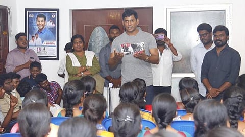 என்னை உயர்த்துகிறீர்கள்; நல்ல நிலைமைக்கு வாருங்கள்: மாணவர்களுக்கு விஷால் அறிவுரை