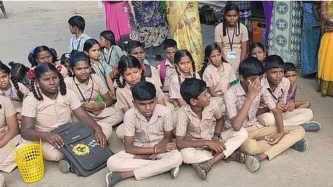 திருப்பரங்குன்றம் அருகே பள்ளி வளாகத்தை அசுத்தம் செய்த சமூகவிரோதிகள்: நடவடிக்கை கோரி மறியலில் ஈடுபட்ட ஆசிரியர்கள், மாணவர்கள்