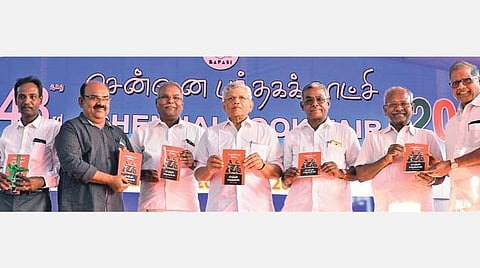 சென்னை புத்தகக் காட்சி அரங்கில் நேற்று நடைபெற்ற விழாவில், ‘கம்யூனிஸ்ட் கட்சி அறிக்கை' நூலின் லட்சமாவது பிரதியை மார்க்சிஸ்ட் கம்யூனிஸ்ட் பொதுச்செயலாளர் சீதாராம் யெச்சூரி வெளியிட, எழுத்தாளர் எஸ்.ராமகிருஷ்ணன், தமிழ்நாடு விவசாயிகள் சங்கத்தின் பொதுச்செயலாளர் பி.சண்முகம் ஆகியோர் பெற்றுக் கொண்டனர். உடன், நூலை பதிப்பித்த பாரதி புத்தகாலயத்தின் நிர்வாகி க.நாகராஜன், மார்க்சிஸ்ட் மாநிலச் செயலாளர் கே.பாலகிருஷ்ணன், மத்தியக் குழு உறுப்பினர் அ.சவுந்தரராஜன், அரசியல் தலைமைக் குழு உறுப்பினர் ஜி.ராமகிருஷ்ணன். படம்: பு.க.பிரவீன்