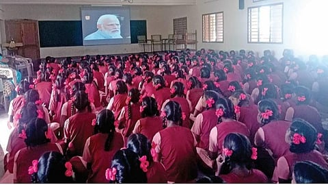 பிரதமரின் உரையை நேரலையில் பார்த்த பள்ளி மாணவிகள்