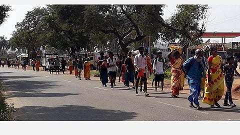 மதுரை மாவட்டத்தில் இருந்து பழநிக்கு பாதயாத்திரையாக செல்லும் பக்தர்கள். இடம்: செம்பட்டி.