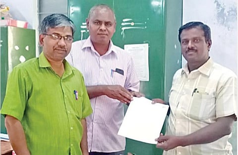 கலாச்சாரம் மற்றும் பண்பாட்டு விருதுக்கு தேர்வான கரூர் மாவட்டம் வெள்ளியணை ஊராட்சி ஒன்றியத் தொடக்கப் பள்ளியின் தலைமை ஆசிரியர் நா.தர்மலிங்கத்தை பாராட்டுகிறார் தாந்தோணி வட்டாரக்கல்வி அலுவலர் பழனிராசு.