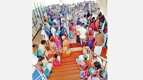 திருச்சி அரசு மருத்துவமனையில் இதய நோயாளிகள் சிகிச்சைப் பிரிவில் சிகிச்சைக்காகவும், மருந்து வாங்கிச் செல்லவும் நேற்று 2-வது தளத்துக்குச் செல்லும் மாடிப்படிகள் வரை நீண்ட வரிசையில் காத்திருந்த நோயாளிகள், அவர்களது உறவினர்கள்.