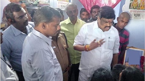 சிவகாசி சிறுமி குடும்பத்துக்கு அமைச்சர் நேரில் ஆறுதல்: சொந்த நிதியிலிருந்து ரூ.3 லட்சம் உதவி