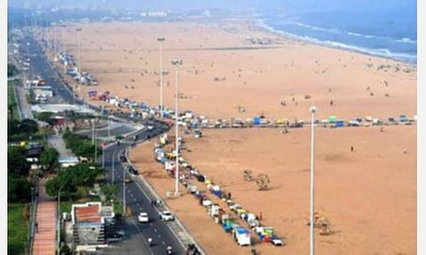 மெரினாவில் அமைக்கப்படவுள்ள 900 கடைகளுக்கு குறைந்தபட்ச மாத வாடகையாக ரூ. 5,000 நிர்ணயம் செய்ய வேண்டும்: மாநகராட்சிக்கு உயர் நீதிமன்றம் அறிவுறுத்தல்