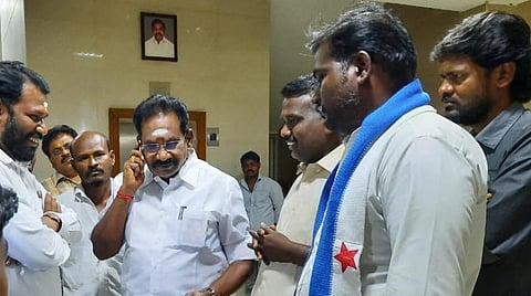 விச்சந்திரனிடம் போனில் பேசும் அமைச்சர் செல்லூர் ராஜூ