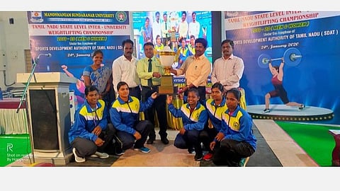 பல்கலைக்கழகங்களுக்கு இடையேயான பளுதூக்கும் போட்டி: பெண்கள் பிரிவில் மனோன்மணியம் சுந்தரனார் பல்கலைக்கழக அணி முதலிடம்