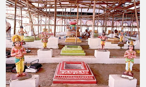 தஞ்சாவூர் பெரிய கோயிலில் பிப்ரவரி 5-ம் தேதி கும்பாபிஷேகம் நடைபெறவுள்ளதையொட்டி பக்தர்கள் நெரிசலின்றி சுவாமி தரிசனம் செய்ய ஏதுவாக தடுப்புகள் அமைக்கப்பட்டு வருகின்றன. (அடுத்த படம்) தஞ்சாவூர் பெரியகோயிலில் கும்பாபிஷேகத்துக்காக அமைக்கப்பட்டுள்ள பிரம்மாண்ட யாகசாலை பந்தல்.