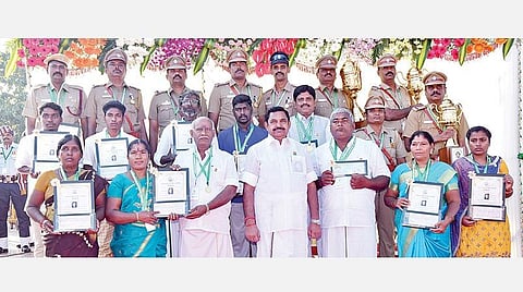 குடியரசு தின விழாவில் விருது பெற்றவர்கள், முதல்வர் பழனிசாமியுடன் குழு புகைப்படம் எடுத்துக்கொண்டனர்.
