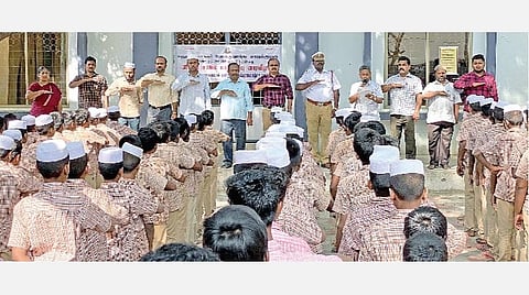 மதுரை கே.புதூர் அல்அமீன் மேல்நிலைப் பள்ளியில் நடைபெற்ற சாலை பாதுகாப்பு வார விழாவில் மாணவர்கள் உறுதிமொழி ஏற்றுக்கொண்டனர்.