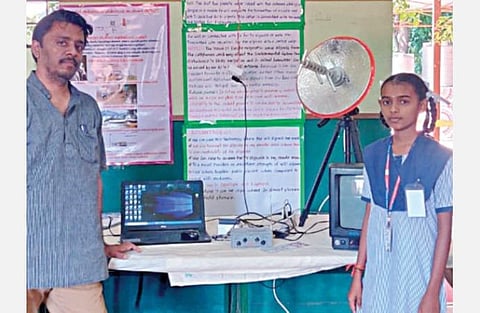 ஒருங்கிணைந்த ‘வைஃபை' வடிவமைப்புடன் மாணவி பாக்கியலட்சுமி. உடன் வழிகாட்டி ஆசிரியர் ஜெயசுந்தர்.