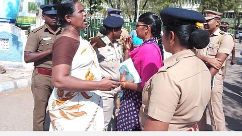 ஆதரவற்றோர் உதவித்தொகை கோரி விருதுநகர் ஆட்சியர் அலுவலகத்தில் பெண் ரகளை
