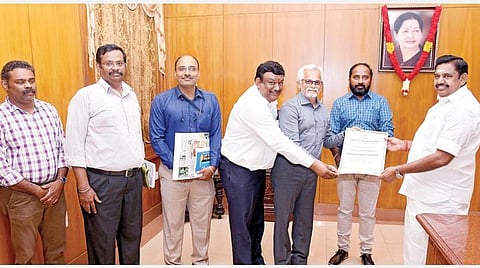 வாக்காளர்களுக்கு வாக்களிப்பதன் அவசியம் குறித்த விழிப்புணர்வு பணிகளை மேற்கொண்டதற்காக இந்திய தேர்தல் ஆணையத்தால் வழங்கப்பட்ட தேசிய ஊடக விருதை இந்து குழுமத்தின் ‘இந்து தமிழ் திசை’ நாளிதழின் ஆசிரியர் கே.அசோகன் சென்னை தலைமைச் செயலகத்தில் முதல்வர் பழனிசாமியிடம் காண்பித்து வாழ்த்து பெற்றார். உடன் ‘இந்து தமிழ் திசை’ நாளிதழின் நிர்வாகிகள்.