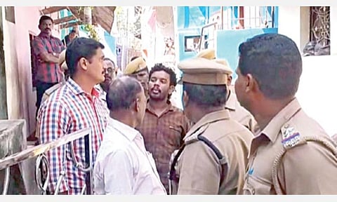 சோதனை நடத்துவதற்காக நாகர்கோவில் இளங்கடையில் தவுபீக் வீட்டுக்கு அவரை அழைத்துச் சென்ற போலீஸார்.