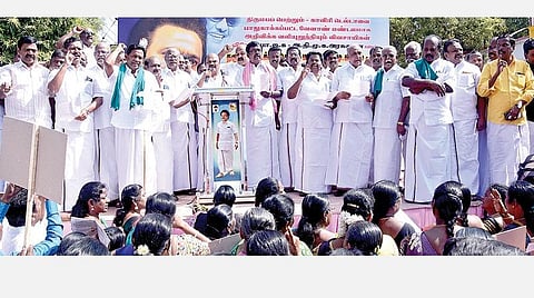 தஞ்சாவூர் தலைமை அஞ்சலகம் முன் ஹைட்ரோகார்பன் திட்டத்தை கண்டித்து நடைபெற்ற ஆர்ப்பாட்டத்தில் பங்கேற்ற திமுகவினர்.