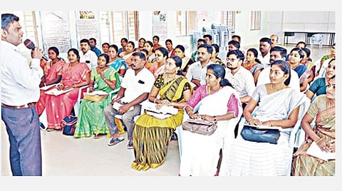 கிருஷ்ணகிரி மாவட்ட திட்ட அலுவலகத்தில் நடைபெற்ற சிறப்பு ஆசிரியர்களுக்கான பணியிடை பயிற்சி முகாமில் உரையாற்றிய மாவட்ட முதன்மைக் கல்வி அலுவலர் இரா.முருகன்.