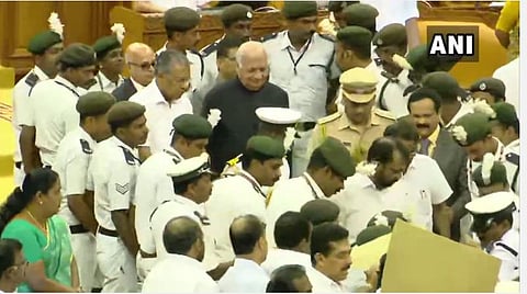 சட்டப்பேரவைக்குள் நுழையவிடாமல் ஆளுநரை மறித்த காங்கிரஸ் எம்எல்ஏக்கள் : படம் | ஏஎன்ஐ.