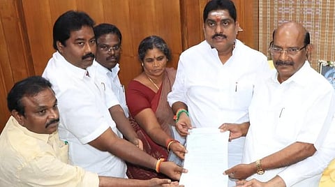 சபாநாயகரிடம் காங்கிரஸ் எம்எல்ஏக்கள் மனு.