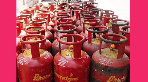 சமையல் கேஸ் சிலிண்டர் விலை ரூ.150 வரை உயர வாய்ப்பு: 2022-க்குள் எண்ணெய் நிறுவன மானியத்தை நிறுத்த அரசு திட்டம்