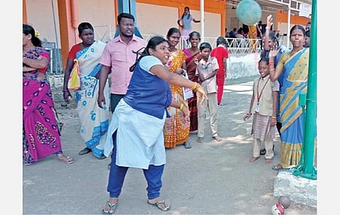 குண்டு எறிதல் போட்டியில் பங்கேற்று விளையாடிய மாற்றுத் திறன்கொண்ட மாணவி.