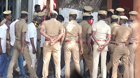 வழக்கில் தொடர்புடையவர்களை நீதிமன்றத்திற்கு அழைத்துச் செல்லும் போலீஸார். படம்: எல்.சீனிவாசன்