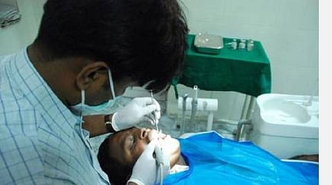 முதல்வர் காப்பீட்டு திட்டத்தில் சேர்க்கப்படுமா 'பல் மருத்துவம்'?- அரசு மருத்துவமனைகளில் கட்டணம் கட்டி சிகிச்சைபெறும் நோயாளிகள் ஏக்கம்